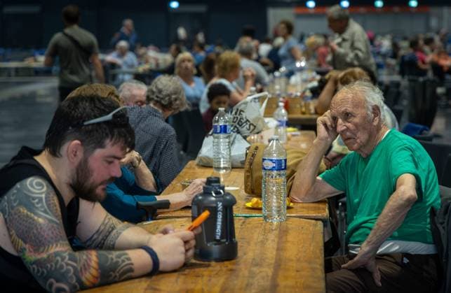 wildfire, evacuees from municipalities in Gironde following the wildfires, at Hall 1 of the Bordeaux Lac Exhibition Center, Bordeaux, July 25, 2026—wildfire in the Bordeaux region—evacuees from Gironde municipalities, displaced by uncontrolled fires, are being received at Hall 1 of the Bordeaux Lac Exhibition Center, Bordeaux, July 25, 2026, Bordeaux, Gironde, France  Copyright: xPHOTOPQR SUDxOUEST MAXPPPxLaurentxTheilletx 20260725SDO0278 20260725SDO0278