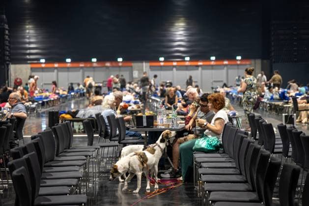 wildfire, evacuees from municipalities in Gironde following the wildfires, at Hall 1 of the Bordeaux Lac Exhibition Center, Bordeaux, July 25, 2026—wildfire in the Bordeaux region—evacuees from Gironde municipalities, displaced by uncontrolled fires, are being received at Hall 1 of the Bordeaux Lac Exhibition Center, Bordeaux, July 25, 2026, Bordeaux, Gironde, France  Copyright: xPHOTOPQR SUDxOUEST MAXPPPxLaurentxTheilletx 20260725SDO0283 20260725SDO0283