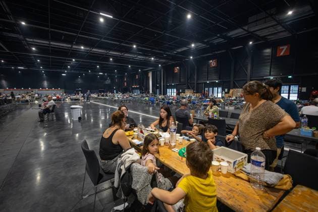 wildfire, evacuees from municipalities in Gironde following the wildfires, at Hall 1 of the Bordeaux Lac Exhibition Center, Bordeaux, July 25, 2026—wildfire in the Bordeaux region—evacuees from Gironde municipalities, displaced by uncontrolled fires, are being received at Hall 1 of the Bordeaux Lac Exhibition Center, Bordeaux, July 25, 2026, Bordeaux, Gironde, France  Copyright: xPHOTOPQR SUDxOUEST MAXPPPxLaurentxTheilletx 20260725SDO0284 20260725SDO0284
