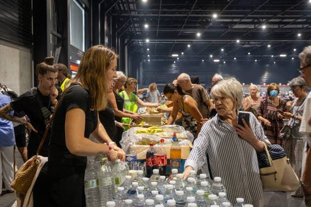 wildfire, evacuees from municipalities in Gironde following the wildfires, at Hall 1 of the Bordeaux Lac Exhibition Center, Bordeaux, July 25, 2026—wildfire in the Bordeaux region—evacuees from Gironde municipalities, displaced by uncontrolled fires, are being received at Hall 1 of the Bordeaux Lac Exhibition Center, Bordeaux, July 25, 2026, Bordeaux, Gironde, France  Copyright: xPHOTOPQR SUDxOUEST MAXPPPxLaurentxTheilletx 20260725SDO0272 20260725SDO0272