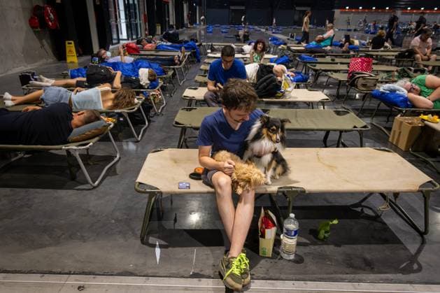 wildfire, evacuees from municipalities in Gironde following the wildfires, at Hall 1 of the Bordeaux Lac Exhibition Center, Bordeaux, July 25, 2026—wildfire in the Bordeaux region—evacuees from Gironde municipalities, displaced by uncontrolled fires, are being received at Hall 1 of the Bordeaux Lac Exhibition Center, Bordeaux, July 25, 2026, Bordeaux, Gironde, France  Copyright: xPHOTOPQR SUDxOUEST MAXPPPxLaurentxTheilletx 20260725SDO0275 20260725SDO0275