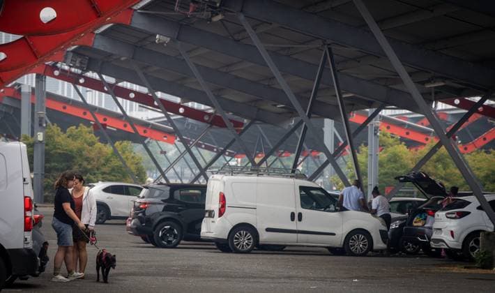 wildfire, evacuees from municipalities in Gironde following the wildfires, at Hall 1 of the Bordeaux Lac Exhibition Center, Bordeaux, July 25, 2026—wildfire in the Bordeaux region—evacuees from Gironde municipalities, displaced by uncontrolled fires, are being received at Hall 1 of the Bordeaux Lac Exhibition Center, Bordeaux, July 25, 2026, Bordeaux, Gironde, France  Copyright: xPHOTOPQR SUDxOUEST MAXPPPxLaurentxTheilletx 20260725SDO0277 20260725SDO0277