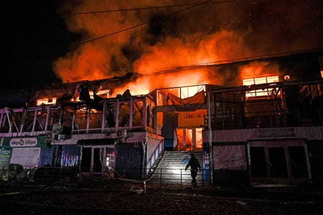 A shopping complex burns following a Russian attack in Zaporizhzhia, Ukraine, July 25, 2026. In the early hours of Saturday, July 25, Russian troops struck the southeastern Ukrainian city with drones, igniting a fire that spread through shops and trading pavilions over an area of about 900 square metres. A 63-year-old man was injured in the drone strike. (Photo by Dmytro Smolienko Ukrinform) Russian army attacks Zaporizhzhia with drones  Copyright: xDmytroxSmolienkox