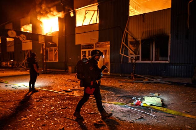 First responders stay at a shopping complex that caught fire due to a Russian attack in Zaporizhzhia, Ukraine, July 25, 2026. In the early hours of Saturday, July 25, Russian troops struck the southeastern Ukrainian city with drones, igniting a fire that spread through shops and trading pavilions over an area of about 900 square metres. A 63-year-old man was injured in the drone strike. (Photo by Dmytro Smolienko Ukrinform) Russian army attacks Zaporizhzhia with drones  Copyright: xDmytroxSmolienkox