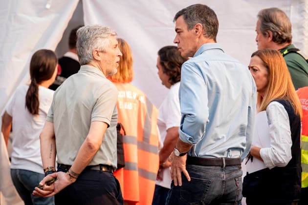 Sánchez Visits the Forward Command Post in Cenicientos, Madrid: Prime Minister Pedro Sánchez, accompanied by Interior Minister Fernando Grande Marlaska, visited the Forward Command Post in the area affected by the forest fires in the western mountains, on July 25, 2026, in Cenicientos, Madrid, Spain. Sánchez visits the FCO and attends the meeting of the State Committee for Coordination and Management of the State Emergency Plan (CECOD), during which the progress of the fires in the central part of the country will be assessed. July 25, 2026, in Cenicientos, Madrid, Spain.  Copyright: xA.xPÃ rezxMecax 7686834