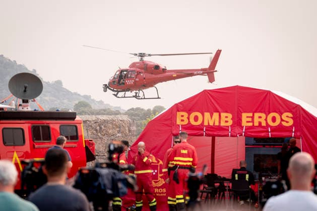 Sánchez Visits the Forward Command Post in Cenicientos, Madrid An emergency helicopter from the Community of Madrid and a fire station at the Forward Command Post in the area affected by the forest fires in the western mountains, on July 25, 2026, in Cenicientos, Madrid, Spain. Sánchez visits the Advanced Command Post (PMA) and attends the meeting of the State Committee for Coordination and Management of the State Emergency Plan (CECOD), during which the progress of the fires in the central part of the country will be assessed. July 25, 2026. On foot in Cenicientos, Madrid Cenicientos, Madrid, Spain  Copyright: xA.xPÃ rezxMecax 7686842