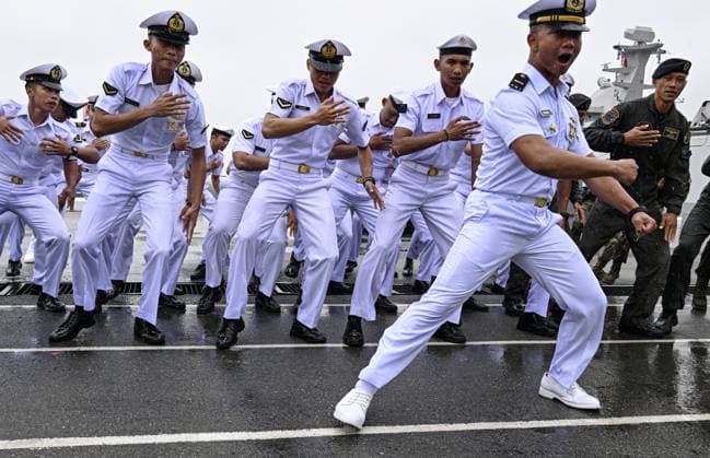 Russia Indonesia Naval Exercise 9211460 25.07.2026 Indonesian sailors perform during the opening ceremony of the second Russian-Indonesian Orruda 2026 drills for the Indonesian frigate Gusti Ngurah Rai, which arrived to take part in the bilateral exercise with the Russian Navy in Vladivostok, Russia. Vitaliy Ankov Sputnik Vladivostok Primorye Territory Russia  Copyright: xVitaliyxAnkovx