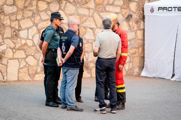 Sánchez Visits the Forward Command Post in Cenicientos, Madrid. Interior Minister Fernando Grande Marlaska 2d, and the Government Delegate for the Community of Madrid, Francisco Martín 2i, at the Forward Command Post in the area affected by the forest fires in the western mountains, on July 25, 2026, in Cenicientos, Madrid, Spain. Sánchez visits the FCO and attends the meeting of the State Committee for Coordination and Management of the State Emergency Plan (CECOD), during which the progress of the fires in the central part of the country will be assessed, July 25, 2026, in Cenicientos, Madrid, Cenicientos, Madrid, Spain  Copyright: xA.xPÃ rezxMecax 7687022