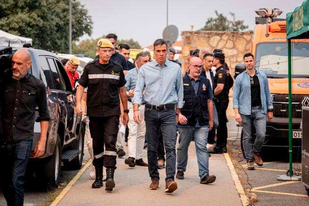 Sánchez Visits the Forward Command Post in Cenicientos, Madrid: Prime Minister Pedro Sánchez at the Forward Command Post in the area affected by the forest fires in the western mountains, on July 25, 2026, in Cenicientos, Madrid, Spain. Sánchez visits the Forward Command Post and attends the meeting of the State Committee for Coordination and Management of the State Emergency Plan (CECOD), during which the progress of the fires in the central part of the country will be assessed. July 25, 2026. In Cenicientos, Madrid. Cenicientos, Madrid, Spain  Copyright: xA.xPÃ rezxMecax 7687050