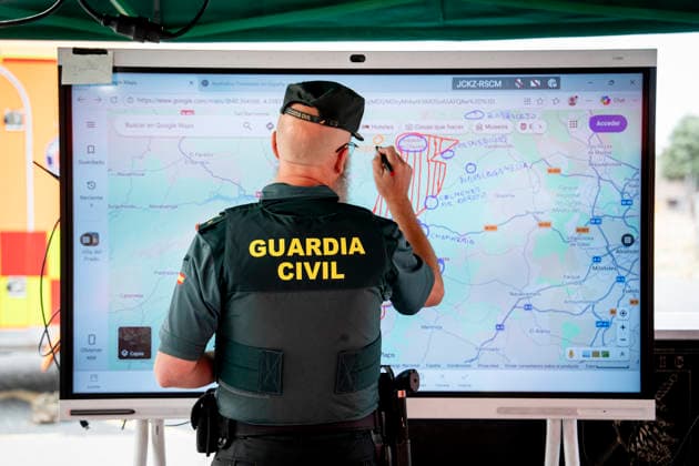 Sánchez Visits the Forward Command Post in Cenicientos, Madrid Civil Guard officers at the Forward Command Post in the area affected by the forest fires in the western mountains, on July 25, 2026, in Cenicientos, Madrid, Spain. Sánchez visits the FCO and attends the meeting of the State Committee for Coordination and Management of the State Emergency Plan (CECOD), during which the progress of the fires in the central part of the country will be assessed. July 25, 2026. On foot in Cenicientos, Madrid. Cenicientos, Madrid, Spain  Copyright: xA.xPÃ rezxMecax 7687062