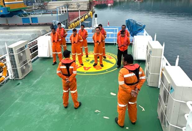 (260725) -- GORONTALO, July 25, 2026 -- Rescuers prepare aboard a vessel during a search and rescue operation for a missing speedboat carrying 11 foreign tourists near Gorontalo, Indonesia, July 25, 2026. A search and rescue operation is underway for a speedboat carrying 11 foreign tourists that went missing off Gorontalo province in eastern Indonesia, local authorities said on Saturday. The speedboat, carrying 11 tourists from European countries as well as two Indonesian crew members, departed from a dive resort in Central Sulawesi on Friday morning and was bound for a port in Gorontalo. It was scheduled to arrive at around 11:00 a.m. local time but failed to reach its destination. (Photo by Xinhua) (SpotNews) INDONESIA-GORONTALO-SPEE 
