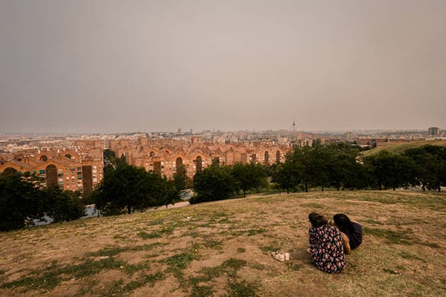 The sky over Madrid at dawn is shrouded in smoke from the fire in the western mountains. The sky is shrouded in smoke caused by the fire in the western mountains, as seen from Cerro del Tío Pío on July 25, 2026, in Madrid, Spain. A total of 63,000 people have been directly affected by the severity of the fire in the Madrid region, but millions have felt the consequences in the city of Madrid: an intense smell of burning, a blanket of smoke covering the capital, and a shower of ash. JULY 25, 2026 FOREST FIRE POLLUTION SMOKE Carlos Lujá Madrid, Madrid, Spain  Copyright: xCarlosxLujanx 7687131