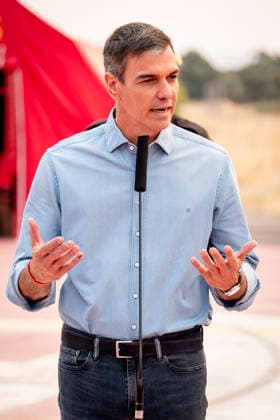 Sánchez Visits the Forward Command Post in Cenicientos, Madrid: Prime Minister Pedro Sánchez at the Forward Command Post in the area affected by the forest fires in the western mountains, on July 25, 2026, in Cenicientos, Madrid, Spain. Sánchez visits the Forward Command Post and attends the meeting of the State Committee for Coordination and Management of the State Emergency Plan (CECOD), during which the progress of the fires in the central part of the country will be assessed. July 25, 2026. In Cenicientos, Madrid. Cenicientos, Madrid, Spain  Copyright: xA.xPÃ rezxMecax 7687144