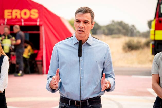Sánchez Visits the Forward Command Post in Cenicientos, Madrid: Prime Minister Pedro Sánchez at the Forward Command Post in the area affected by the forest fires in the western mountains, on July 25, 2026, in Cenicientos, Madrid, Spain. Sánchez visits the Forward Command Post and attends the meeting of the State Committee for Coordination and Management of the State Emergency Plan (CECOD), during which the progress of the fires in the central part of the country will be assessed. July 25, 2026. In Cenicientos, Madrid. Cenicientos, Madrid, Spain  Copyright: xA.xPÃ rezxMecax 7687143