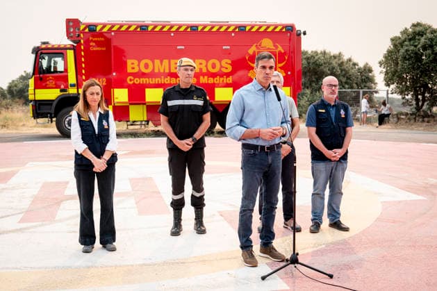 Sánchez Visits the Forward Command Post in Cenicientos, Madrid: Prime Minister Pedro Sánchez (c), UME Commander Francisco Javier Marcos (2i), Minister of the Interior Fernando Grande Marlaska (2d), the Secretary General for Civil Protection and Emergencies, Virginia Barcones i, and the Government Delegate, Francisco Martín d, at the Forward Command Post in the area affected by the forest fires in the western mountains, on July 25, 2026, in Cenicientos, Madrid, Spain. Sánchez visits the Advanced Command Post and attends the meeting of the State Committee for Coordination and Management of the State Emergency Plan (CECOD), during which the progress of the fires in the central part of the country will be assessed. July 25, 2026, in Ceniciento  Copyright: xA.xPÃ rezxMecax 7687154
