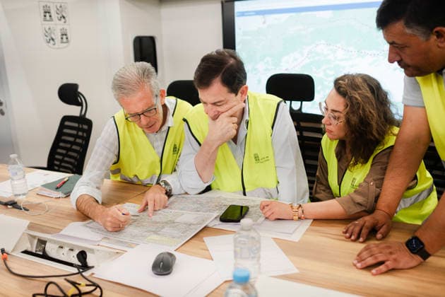 The wildfire in Ávila forces the evacuation of seven more towns and leaves 13,750 people affected after a difficult night. The president of the Regional Government of Castile and León, Alfonso Fernández Manueco, at the Forward Command Post (PMA) during efforts to extinguish the wildfire, on July 25, 2026, in Navaluenga, Ávila, Castile and León, Spain. The forest fire in Burgohondo, Ávila—now in its fourth day this Saturday—has forced the preventive evacuation of the towns of Piedralaves, La Adrada, Casillas, Sotillo, Santa María del Tiétar, Navahondilla, and Casavieja following a difficult night marked by constantly changing weather conditions and the proximity of the fire advancing from the Community of Madrid, while, for the time being,  Copyright: xMateoxLanzuelax 7687192