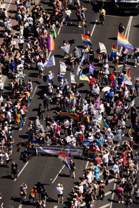 Menschen von oben in am Leipziger Platz beim 48. Christopher Street Day Demonstration in Berlin am 25. Juli 2026. Christopher Street Day Demo in Berlin *** Aerial view of people at Leipziger Platz during the 48th Christopher Street Day demonstration in Berlin on July 25, 2026 Christopher Street Day demonstration in Berlin