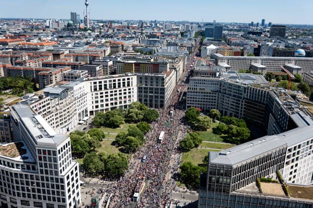 Menschen von oben in am Leipziger Platz beim 48. Christopher Street Day Demonstration in Berlin am 25. Juli 2026. Christopher Street Day Demo in Berlin *** Aerial view of people at Leipziger Platz during the 48th Christopher Street Day demonstration in Berlin on July 25, 2026 Christopher Street Day demonstration in Berlin