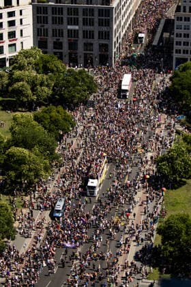 Menschen von oben in am Leipziger Platz beim 48. Christopher Street Day Demonstration in Berlin am 25. Juli 2026. Christopher Street Day Demo in Berlin *** Aerial view of people at Leipziger Platz during the 48th Christopher Street Day demonstration in Berlin on July 25, 2026 Christopher Street Day demonstration in Berlin