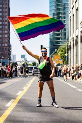 Menschen nehmen den 48. Christopher Street Day Demonstration in Berlin am 25. Juli 2026. Christopher Street Day Demo in Berlin *** People attend the 48th Christopher Street Day march in Berlin on July 25, 2026 Christopher Street Day march in Berlin