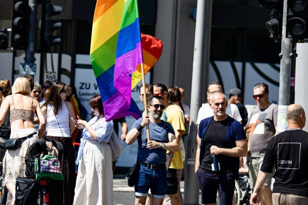 Menschen nehmen den 48. Christopher Street Day Demonstration in Berlin am 25. Juli 2026. Christopher Street Day Demo in Berlin *** People attend the 48th Christopher Street Day march in Berlin on July 25, 2026 Christopher Street Day march in Berlin