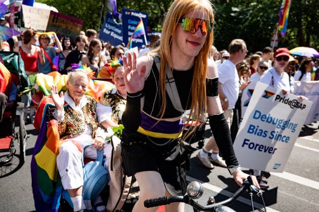 Menschen nehmen den 48. Christopher Street Day Demonstration in Berlin am 25. Juli 2026. Christopher Street Day Demo in Berlin *** People attend the 48th Christopher Street Day march in Berlin on July 25, 2026 Christopher Street Day march in Berlin