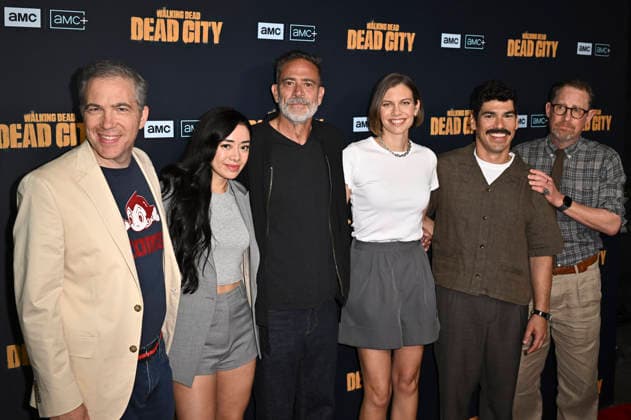 Seth Hoffman, Aimee Garcia, Jeffrey Dean Morgan, Lauren Cohan, Raul Castillo und Scott M. Gimple bei der Premiere der 3. Staffel der AMC Serie The Walking Dead: Dead City auf der San Diego Comic-Con International 2026 im The Loft at Petco Park. San Diego, 24.07.2026 *** Seth Hoffman, Aimee Garcia, Jeffrey Dean Morgan, Lauren Cohan, Raul Castillo, and Scott M. Gimple at the premiere of Season 3 of the AMC series *The Walking Dead: Dead City* at San Diego Comic-Con International 2026 at The Loft at Petco Park in San Diego on July 24, 2026 Foto:xD.xStarbuckx xFuturexImagex dead_6750