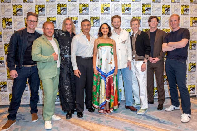 J.D. Payne, Owain Arthur, Jamie Campbell Bower, Ismael Cruz Cordova, Cynthia Addai-Robinson, Charlie Vickers, Daniel Weyman, Benjamin Walker und Patrick McKay beim Photocall zur 3. Sfaffel der Amazon Prime Video Serie The Lord Of The Rings: The Rings Of Power Der Herr der Ringe: Die Ringe der Macht auf der San Diego Comic-Con International 2026 im Hilton Bayfront Hotel. San Diego, 24.07.2026 *** J. D. Payne, Owain Arthur, Jamie Campbell Bower, Ismael Cruz Cordova, Cynthia Addai-Robinson, Charlie Vickers, Daniel Weyman, Benjamin Walker, and Patrick McKay at the photocall for Season 3 of the Amazon Prime Video series *The Lord of the Rings: The Rings of Power* at San Diego Comic-Con International 2026 at the Hilton Bayfront Hotel in San D Foto:xC.xVanxWagonerx xFuturexImagex rings_6742