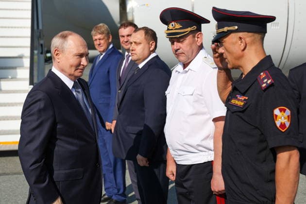 RUSSIA, OMSK - JULY 25, 2026: Russia s President Vladimir Putin (L) greets officials on arrival at an airport. Putin arrived in Omsk to participate in the 22nd Forum of Interregional Cooperation between Russia and Kazakhstan. Vyacheslav Prokofyev Russian Presidential Press and Information Office TASS  95430420