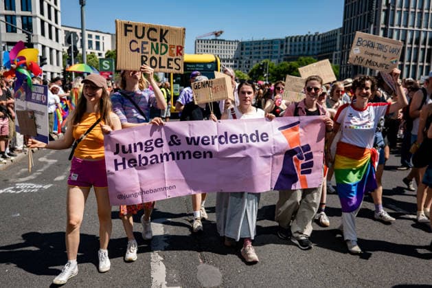 Menschen beim 48. Christopher Street Day Demonstration in Berlin am 25. Juli 2026. Christopher Street Day Demo in Berlin *** People at the 48th Christopher Street Day demonstration in Berlin on July 25, 2026 Christopher Street Day demonstration in Berlin