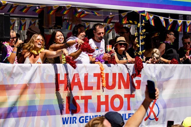 Menschen beim 48. Christopher Street Day Demonstration in Berlin am 25. Juli 2026. Christopher Street Day Demo in Berlin *** People at the 48th Christopher Street Day demonstration in Berlin on July 25, 2026 Christopher Street Day demonstration in Berlin