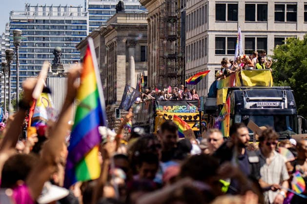 Menschen beim 48. Christopher Street Day Demonstration in Berlin am 25. Juli 2026. Christopher Street Day Demo in Berlin *** People at the 48th Christopher Street Day demonstration in Berlin on July 25, 2026 Christopher Street Day demonstration in Berlin