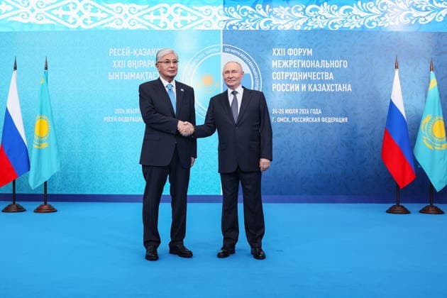 News Bilder des Tages RUSSIA, OMSK - JULY 25, 2026: Kazakhstan s President Kassym-Jomart Tokayev (L) and Russia s President Vladimir Putin shake hands at the 22nd Forum of Interregional Cooperation between Russia and Kazakhstan Omsk Russia  - ZUMAt113 20260725_zaa_t113_107 Copyright: xRussianxPresidentxPressxOfficex
