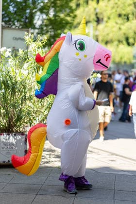 CSD Stuttgart 2026 Parade, Bunt, laut und vielfältig: Tausende Menschen feiern bei der CSD-Parade 2026 in der Stuttgarter Innenstadt friedlich für die Rechte der LGBTQIA-Community und setzen ein starkes Zeichen für Diversität. Die Polizei war im Großeinsatz und sorgte für Sicherheit während der Großveranstaltung Stuttgart Baden Württemberg Deutschland *** Stuttgart CSD 2026 Parade, Colorful, loud, and diverse: Thousands of people peacefully celebrated the rights of the LGBTQIA community at the 2026 CSD Parade in downtown Stuttgart, sending a strong message of diversity. The police were out in force and ensured safety during the major event. Stuttgart, Baden-Württemberg, Germany