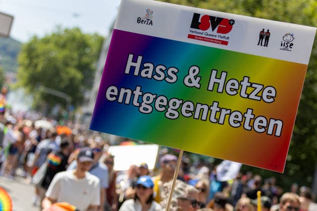 CSD Stuttgart 2026 Parade, Bunt, laut und vielfältig: Tausende Menschen feiern bei der CSD-Parade 2026 in der Stuttgarter Innenstadt friedlich für die Rechte der LGBTQIA-Community und setzen ein starkes Zeichen für Diversität. Die Polizei war im Großeinsatz und sorgte für Sicherheit während der Großveranstaltung Stuttgart Baden Württemberg Deutschland *** Stuttgart CSD 2026 Parade, Colorful, loud, and diverse: Thousands of people peacefully celebrated the rights of the LGBTQIA community at the 2026 CSD Parade in downtown Stuttgart, sending a strong message of diversity. The police were out in force and ensured safety during the major event. Stuttgart, Baden-Württemberg, Germany