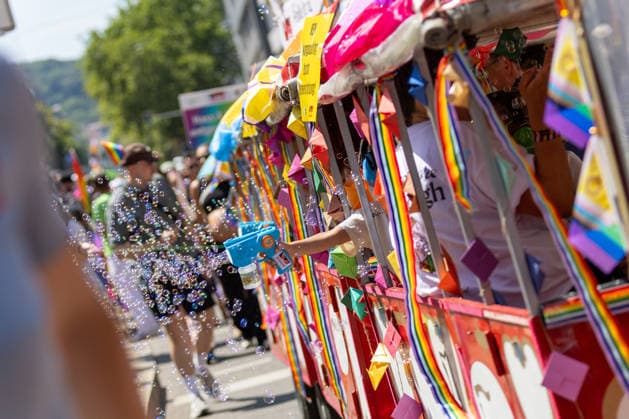 CSD Stuttgart 2026 Parade, Bunt, laut und vielfältig: Tausende Menschen feiern bei der CSD-Parade 2026 in der Stuttgarter Innenstadt friedlich für die Rechte der LGBTQIA-Community und setzen ein starkes Zeichen für Diversität. Die Polizei war im Großeinsatz und sorgte für Sicherheit während der Großveranstaltung Stuttgart Baden Württemberg Deutschland *** Stuttgart CSD 2026 Parade, Colorful, loud, and diverse: Thousands of people peacefully celebrated the rights of the LGBTQIA community at the 2026 CSD Parade in downtown Stuttgart, sending a strong message of diversity. The police were out in force and ensured safety during the major event. Stuttgart, Baden-Württemberg, Germany