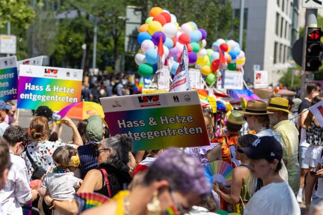 CSD Stuttgart 2026 Parade, Bunt, laut und vielfältig: Tausende Menschen feiern bei der CSD-Parade 2026 in der Stuttgarter Innenstadt friedlich für die Rechte der LGBTQIA-Community und setzen ein starkes Zeichen für Diversität. Die Polizei war im Großeinsatz und sorgte für Sicherheit während der Großveranstaltung Stuttgart Baden Württemberg Deutschland *** Stuttgart CSD 2026 Parade, Colorful, loud, and diverse: Thousands of people peacefully celebrated the rights of the LGBTQIA community at the 2026 CSD Parade in downtown Stuttgart, sending a strong message of diversity. The police were out in force and ensured safety during the major event. Stuttgart, Baden-Württemberg, Germany