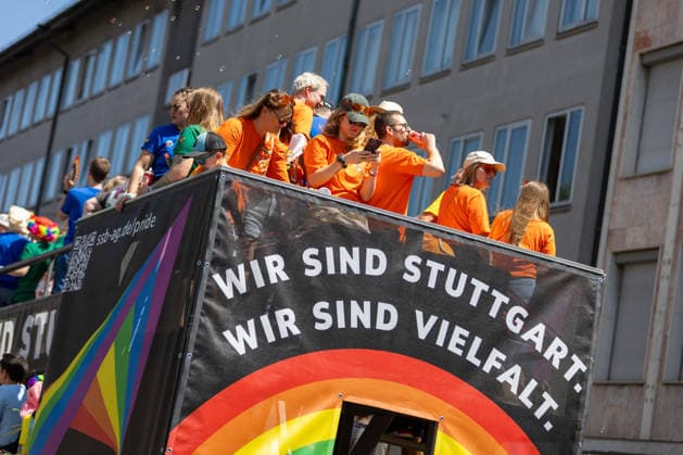 CSD Stuttgart 2026 Parade, Bunt, laut und vielfältig: Tausende Menschen feiern bei der CSD-Parade 2026 in der Stuttgarter Innenstadt friedlich für die Rechte der LGBTQIA-Community und setzen ein starkes Zeichen für Diversität. Die Polizei war im Großeinsatz und sorgte für Sicherheit während der Großveranstaltung Stuttgart Baden Württemberg Deutschland *** Stuttgart CSD 2026 Parade, Colorful, loud, and diverse: Thousands of people peacefully celebrated the rights of the LGBTQIA community at the 2026 CSD Parade in downtown Stuttgart, sending a strong message of diversity. The police were out in force and ensured safety during the major event. Stuttgart, Baden-Württemberg, Germany