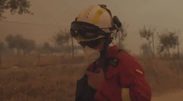 Spain wildfires scorch nearly 62,000 acres, affecting over 60,000 people NAVAS DEL REY, MADRID, SPAIN – JULY 25: (----EDITORIAL USE ONLY - MANDATORY CREDIT - MILITARY EMERGENCY UNIT OF SPAIN HANDOUT - NO MARKETING NO ADVERTISING CAMPAIGNS - DISTRIBUTED AS A SERVICE TO CLIENTS----) A screen grab taken from a video shows a member of Spain s Military Emergency Unit (UME) takes part in firefighting operations as crews battle the Sierra Oeste wildfire in Navas del Rey, Madrid region, Spain, on July 25, 2026. Emergency teams continued working to contain the blaze after multiple wildfires merged into a single large fire. Military Emergency Unit of Spain Handout Anadolu Madrid Spain. Editorial use only. Please get in touch for any other usa  Copyright: x2026xAnadoluxMilitaryxEmergencyxUnitxofxSpain Handoutx