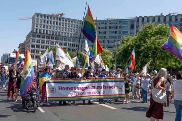 Berlin, CSD, Demonstration, Party, Parade, Gay, Queer Berlin, CSD, Demonstration, Party, Parade, Gay, Queer, Deutsch-Israelische Gesellschaft, Volker Beck Berlin Berlin GER *** Berlin, CSD, Demonstration, Party, Parade, Gay, Queer Berlin, CSD, Demonstration, Party, Parade, Gay, Queer, German-Israeli Society, Volker Beck Berlin Berlin GER