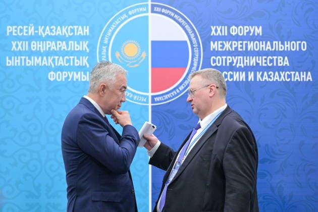 RUSSIA, OMSK - JULY 25, 2026: Kazakhstan s Deputy Prime Minister Minister of National Economy Serik Zhumangarin (L) and Russia s Deputy Prime Minister Alexei Overchuk at the 22nd Forum of Interregional Cooperation between Russia and Kazakhstan Omsk Russia  - ZUMAt113 20260725_zaa_t113_142 Copyright: xRussianxPresidentxPressxOfficex