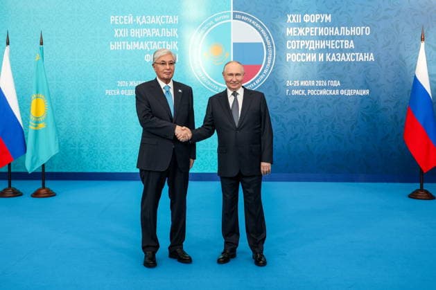 RUSSIA, OMSK - JULY 25, 2026: Kazakhstan s President Kassym-Jomart Tokayev (L) and Russia s President Vladimir Putin shake hands at the 22nd Forum of Interregional Cooperation between Russia and Kazakhstan. Vyacheslav Prokofyev Russian Presidential Press and Information Office TASS  95433887