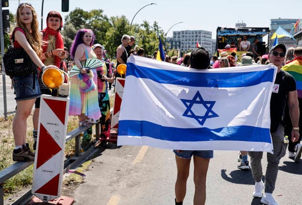 CSD Berlin 2026 Homos sagen Ja zu Israel und Homos gegen Hamas steht auf Plakaten während der CSD Pride Demo unter dem Motto Haltung ist Hot , Berlin, 25.07.2026. Berlin Berlin Deutschland *** CSD Berlin 2026: Gays Say Yes to Israel and Gays Against Hamas are written on posters during the CSD Pride Parade under the slogan Taking a Stand Is Hot, Berlin, July 25, 2026, Berlin, Germany