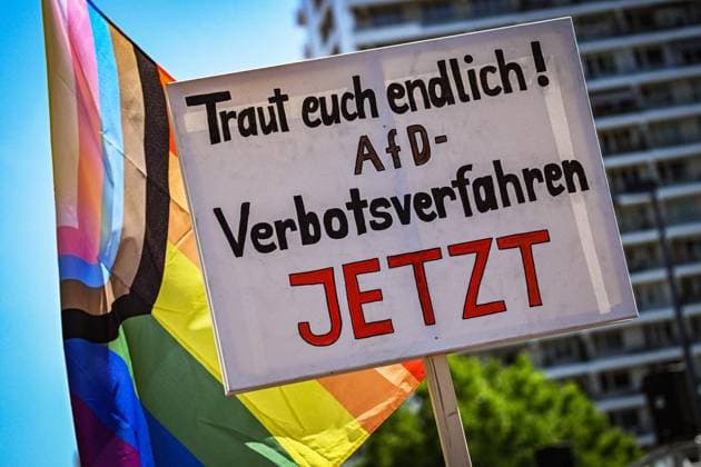 48. Berlin Pride Christopher Street Day (CSD) - Demonstration unter dem Motto Â«Haltung ist hotÂ» ** NUR FÜR REDAKTIONELLE ZWECKE ** EDITORIAL USE ONLY **<p>48. Berlin Pride Christopher Street Day (CSD) - Demonstration unter dem Motto Â«Haltung ist hotÂ», fotografiert am 25.07.2026 in Berlin. Berlin Berlin Berlin Copyright: MaurizioxGambarini *** 48 Berlin Pride Christopher Street Day (CSD) Parade under the slogan Attitude Is Hot ** FOR EDITORIAL USE ONLY ** EDITORIAL USE ONLY ** p 48 Berlin Pride Christopher Street Day (CSD) demonstration under the slogan Attitude is Hot, photographed on July 25, 2026, in Berlin, Berlin, Berlin, Berlin. Copyright MaurizioxGambarini Copyright: MaurizioxGambarini doc86vch5mrc76rkxqlo5n ,EDITORIAL USE ONLY