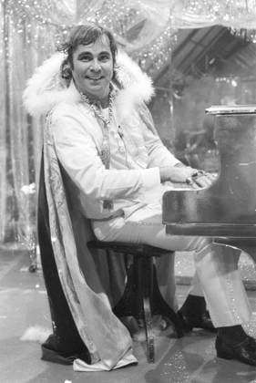 Jürgen Triebel (TV-Moderator) 10 86 brüg Jürgen Triebel während eines Auftritts im WWF-Club (WDR ARD) am 17. Oktober 1986 TV Fernsehen Fernsehsendung Show Fernsehshow Spielshow Musiksendung Mann deutsch Deutscher Deutschland Moderation Autor Sprecher Sänger Musiker german host singer musician hoch ganz sitzend Klavier Piano spielend lächelnd Bühne Kulisse Deko Dekoration Auftritt sw *** Jürgen Triebel, TV host, 10 86 Brüg. Jürgen Triebel during a performance at the WWF Club (WDR ARD) on October 17, 1986. TV, television, TV show, variety show, game show, music show, man, German, German, Germany, host, author, announcer, singer, musician, German host, singer, musician, high, whole, sitplaying the piano smiling on stage backd