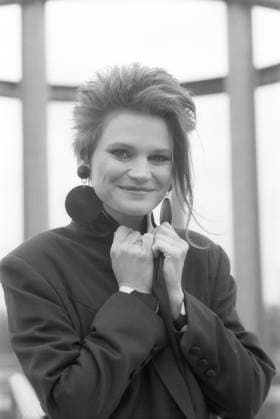 Pe Werner (Sängerin) 10 91 pp Pe Werner am Rande eines Auftritts im Oktober 1991 in Die Woche (RTL) Talk Show Fernsehen TV Talkshow Deutschland deutsch deutsche Frau Gesang Pop Popmusik Kabarett Kabarettistin Komponistin Autorin german female singer hoch halb stehend neutral an Mantelkragen fassend lächelnd sw *** Pe Werner, singer, 10, 91 pp. Pe Werner on the sidelines of a performance in October 1991 on *Die Woche*, an RTL talk show; television, TV talk show, Germany, German, German woman, singing, pop, pop music, cabaret, cabaret artist, composer, author; German female singer, standing halfway up, neutral expression, holding the collar of her coat, smiling sw