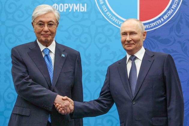 RUSSIA, OMSK - JULY 25, 2026: Kazakhstan s President Kassym-Jomart Tokayev (L) and Russia s President Vladimir Putin shake hands at the 22nd Forum of Interregional Cooperation between Russia and Kazakhstan Omsk Russia  - ZUMAt113 20260725_zaa_t113_166 Copyright: xVyacheslavxProkofyevx