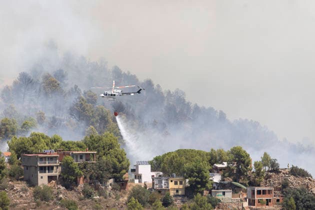 The UME Has Been Activated Due to a Wildfire with Multiple Hotspots in La Vall d Uixó A helicopter during efforts to extinguish a wildfire, on July 25, 2026, in Vall d’Uixó, Castellón, Valencian Community, Spain. Firefighters from Castellón have been working since Saturday morning to contain a wildfire that broke out in the municipality of La Vall d’Uixó; the fire is currently spreading rapidly, therefore the Military Emergency Unit (UME) has been called in, and Civil Protection has ordered the evacuation of the town of La Vilavella. JULY 25, 2026 FOREST FIRE Carme Ripollé Vall d’Uixó, Castellón, Valencian Community Vall d’Uixó, Castellón, Community of Spain  Copyright: xCarmexRipollÃ sx 7687370