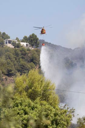 The UME Has Been Activated Due to a Wildfire with Multiple Hotspots in La Vall d Uixó A helicopter during wildfire suppression efforts, July 25, 2026, in Vall d’Uixó, Castellón, Valencian Community, Spain. Firefighters from Castellón have been working since Saturday morning to contain a wildfire that broke out in the municipality of La Vall d’Uixó; the fire is currently spreading rapidly, therefore the Military Emergency Unit (UME) has been called in, and Civil Protection has ordered the evacuation of the town of La Vilavella. JULY 25, 2026 FOREST FIRE Carme Ripollé Vall d’Uixó, Castellón, Valencian Community Vall d’Uixó, Castellón, Community of Spain  Copyright: xCarmexRipollÃ sx 7687369