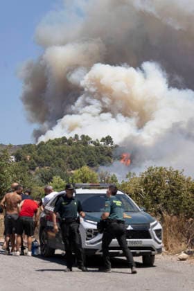 The UME Has Been Activated Due to a Wildfire with Multiple Hotspots in La Vall d Uixó, Castellón Several people and Civil Guard officers are working to extinguish a wildfire on July 25, 2026, in Vall d’Uixó, Castellón, Valencian Community, Spain. Firefighters from Castellón have been working since Saturday morning to contain a wildfire that broke out in the municipality of La Vall d’Uixó; the fire is currently spreading rapidly, therefore the Military Emergency Unit (UME) has been called in, and Civil Protection has ordered the evacuation of the town of La Vilavella. JULY 25, 2026 FOREST FIRE Carme Ripollé Vall d’Uixó, Castellón, Valencian Community Vall d’Uixó, Castellón, Community of Spain  Copyright: xCarmexRipollÃ sx 7687378
